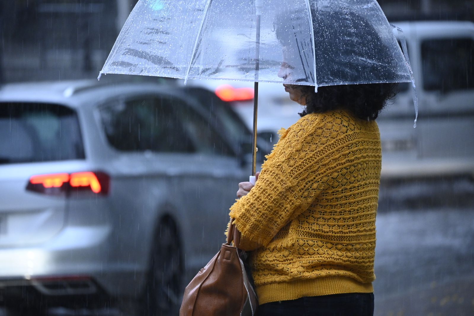 Un lunes de lluvia en Huelva, en imágenes