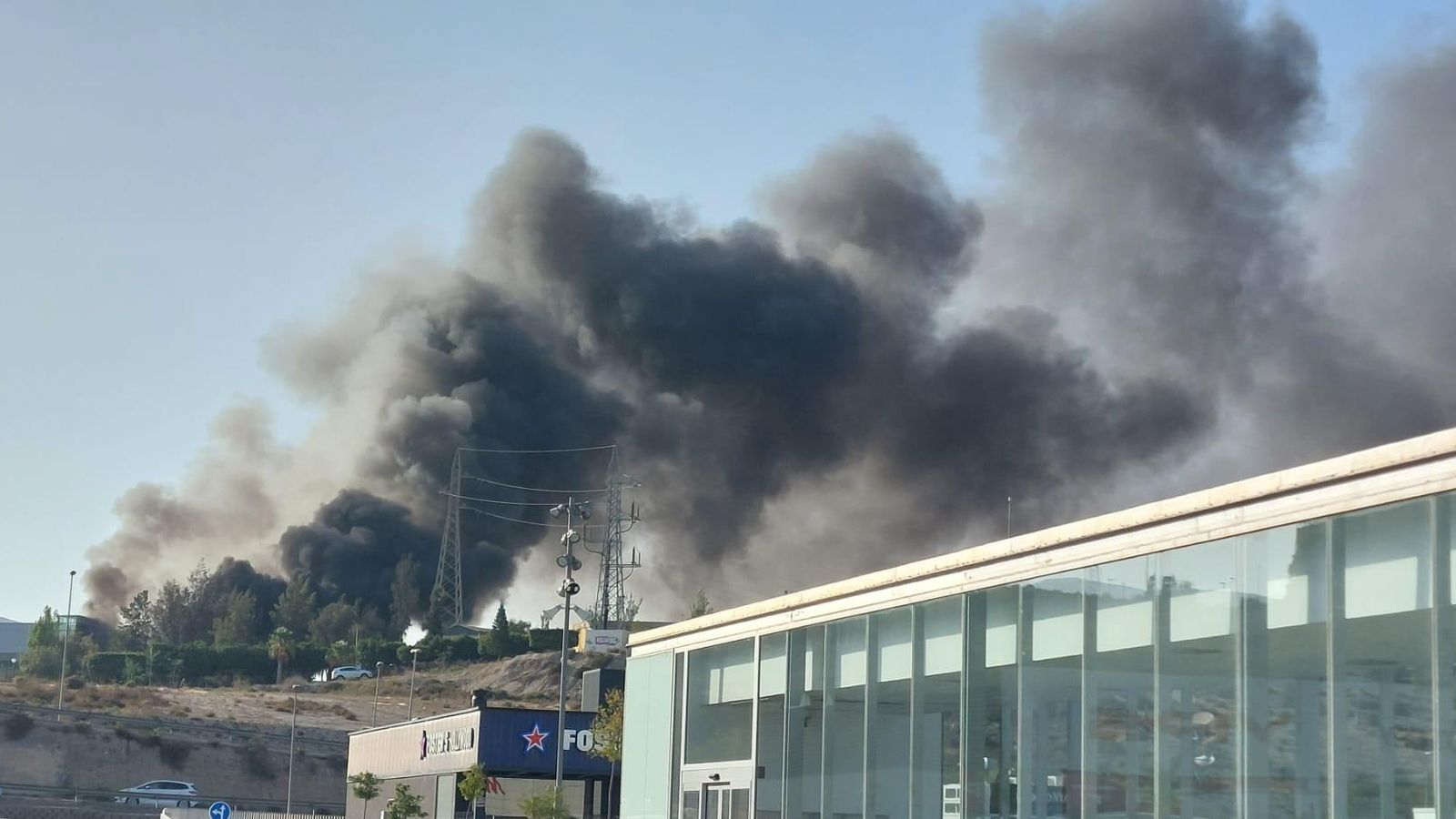 Columna de humo producido por el incendio en Huércal de Almería.