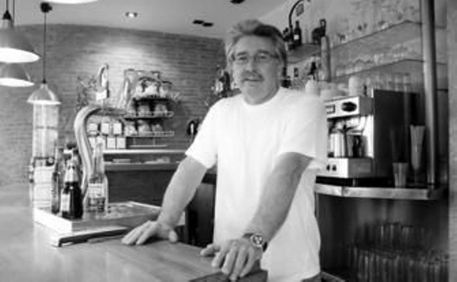 Ignacio Vázquez en su bar 'El Volatín' después de la entrevista.