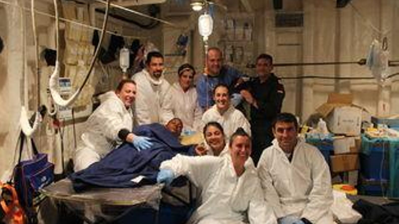 La dotación de la 'Navarra' tras atender un parto a bordo en la operación Sophia.