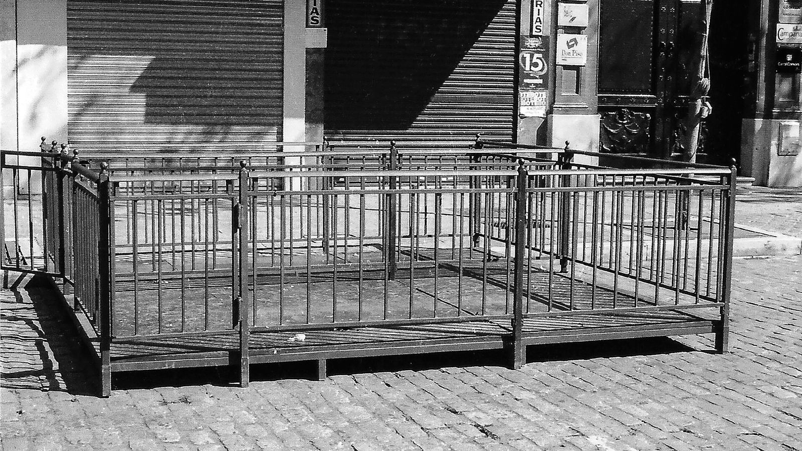 Plataformas y vallas que delimitan el palquillo de la Campana. El primer control horario de la carrera oficial.