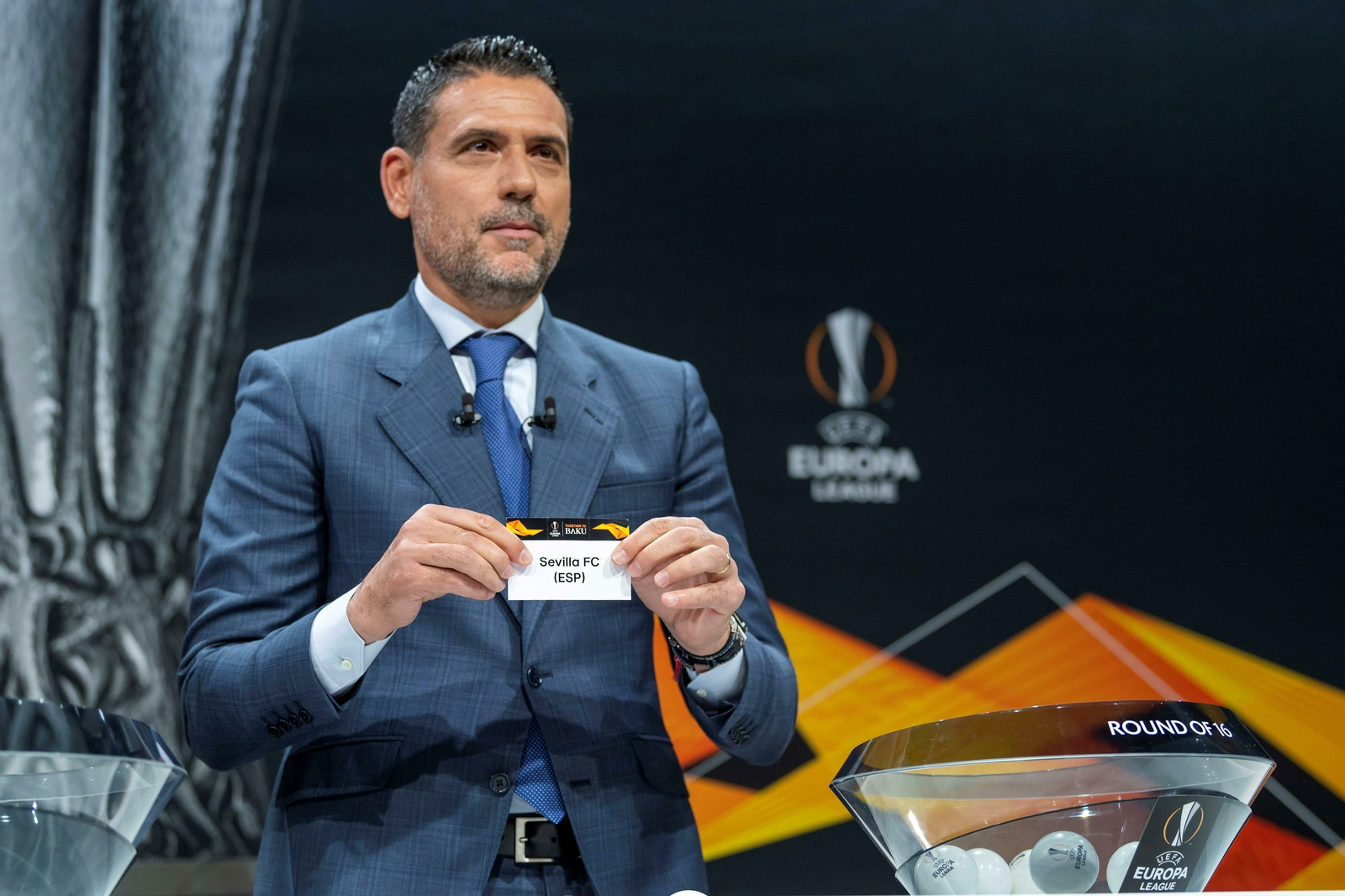 Andrés Palop, en el momento de sacar la papeleta con el nombre del Sevilla.