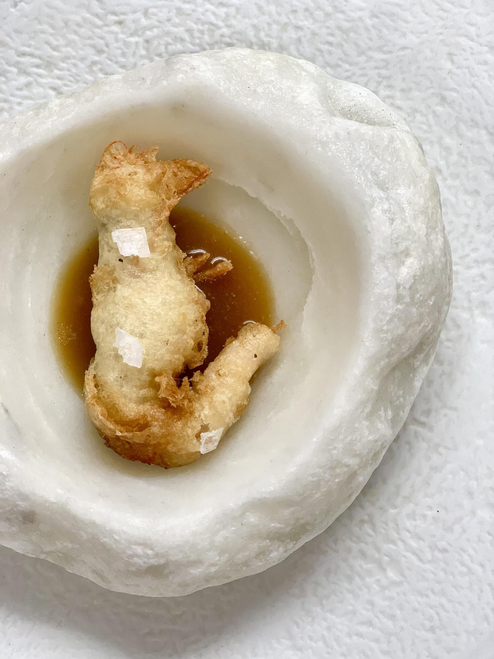 Gamba roja en tempura con jugo de miso