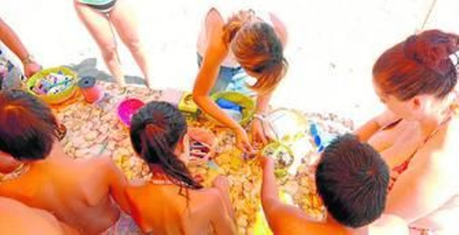 Unos niños juegan con productos procedentes del mar.