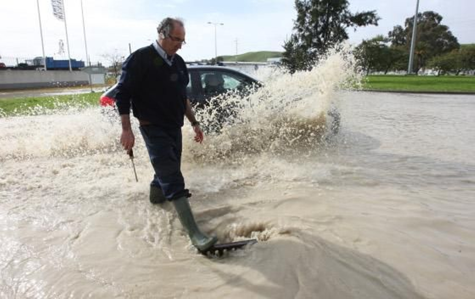 La lluvia, el viento y el granizo han sido las protagonistas de la jornada. Numerosas calles se han visto anegadas por el agua.  Foto: J. C. Toro