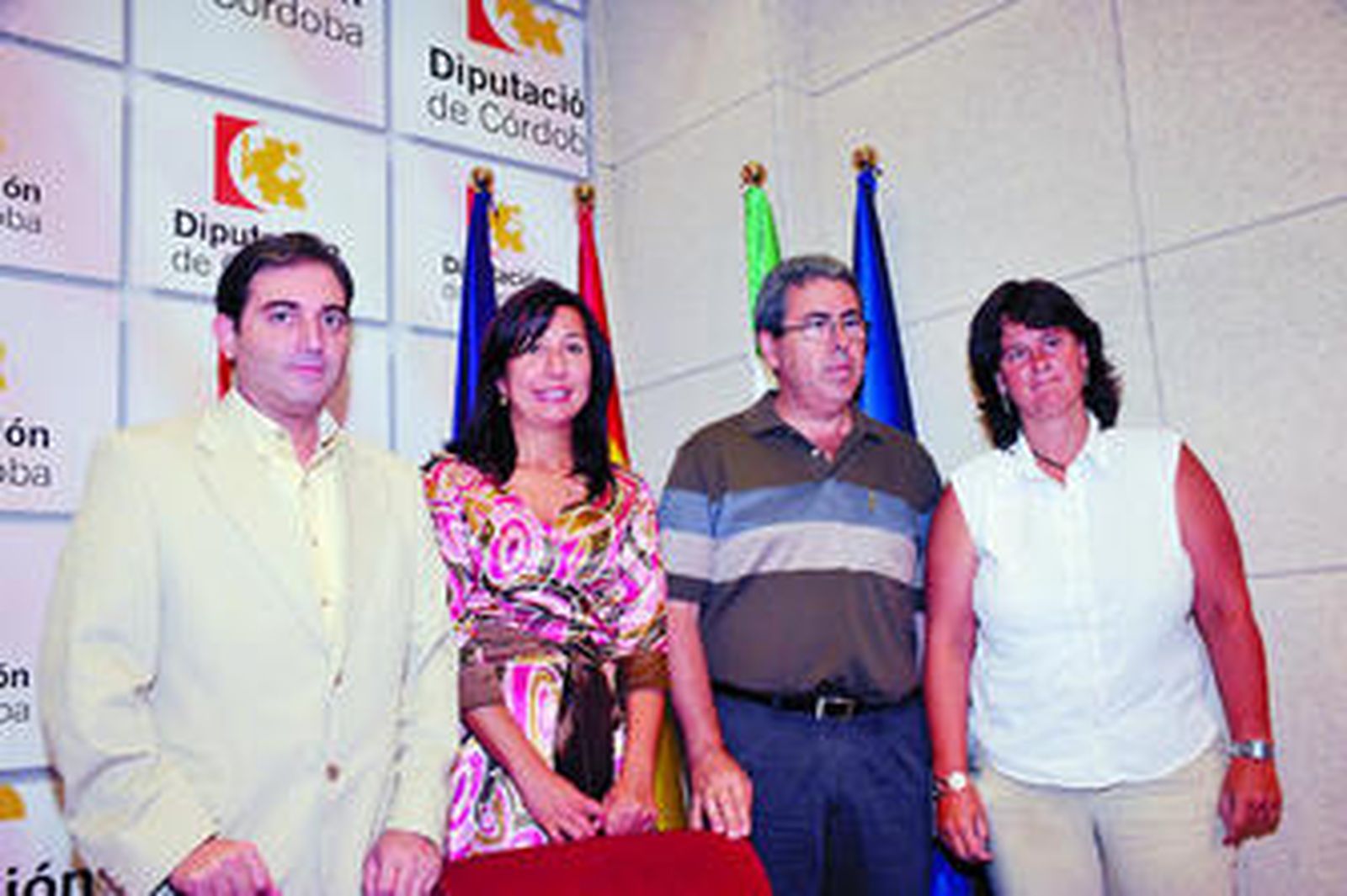 María José Montes y los representantes de los clubes tras la firma del convenio de colaboración.