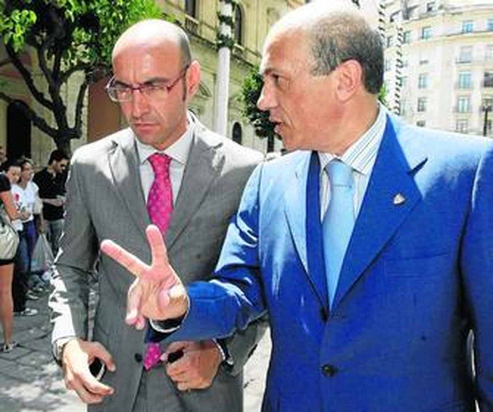 Monchi atiende a Del Nido durante un acto público de ambos.