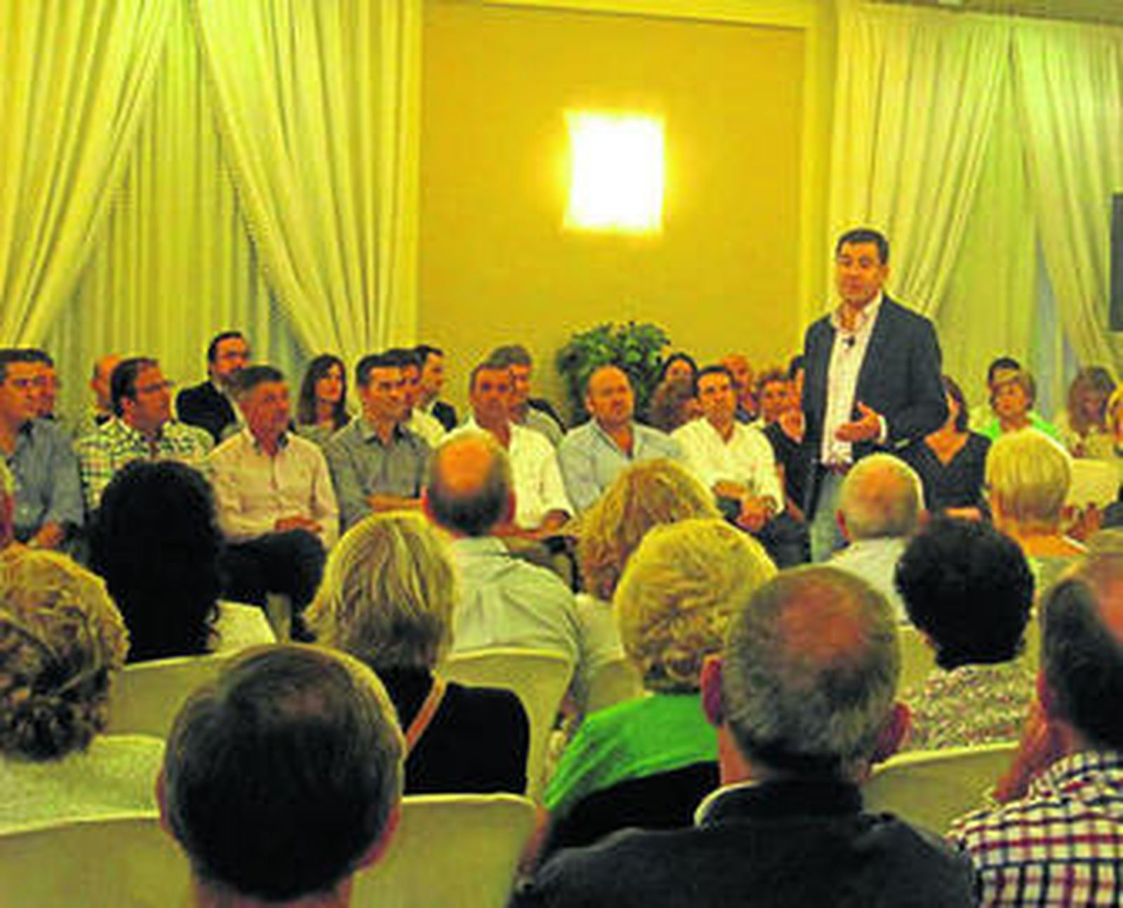 Moreno Bonilla, ayer, con colectivos afectados.