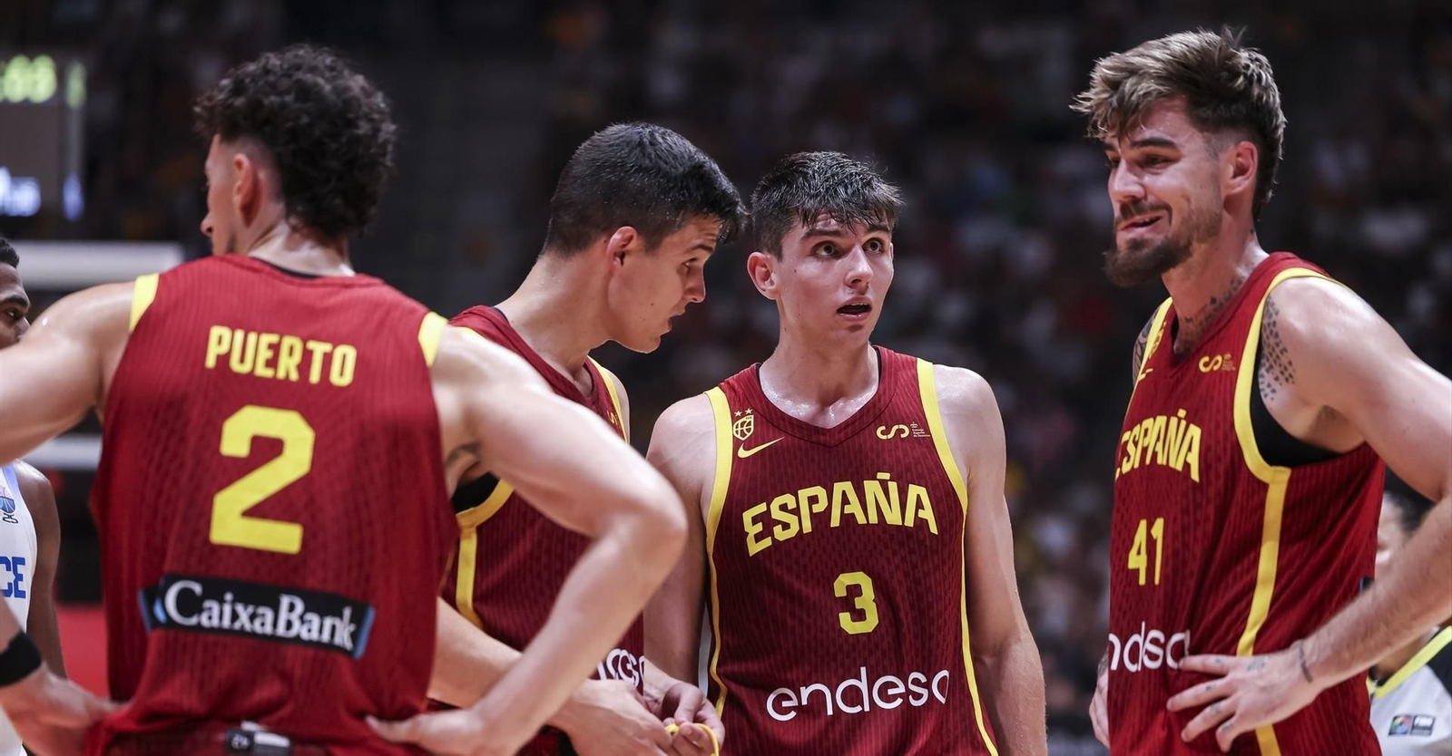 Puerto, Pradilla, De Larrea y Juancho Hernangómez conversan durante un momento del partido en Badalona.