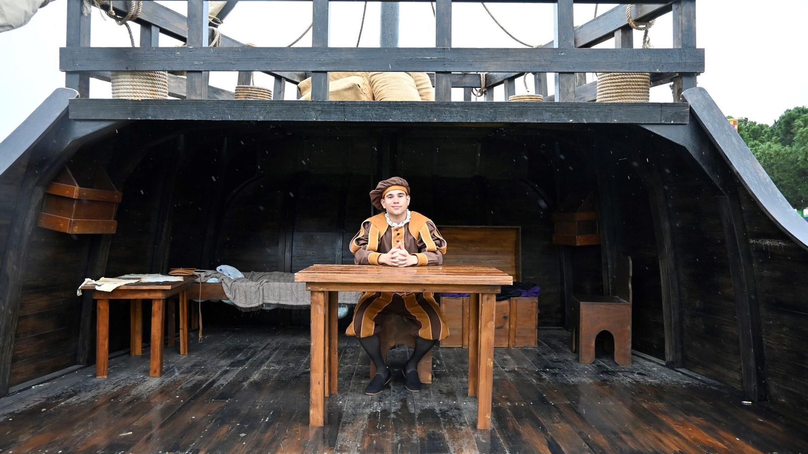 Un chico caracterizado en la réplica de una de los navíos del Descubirmiento.