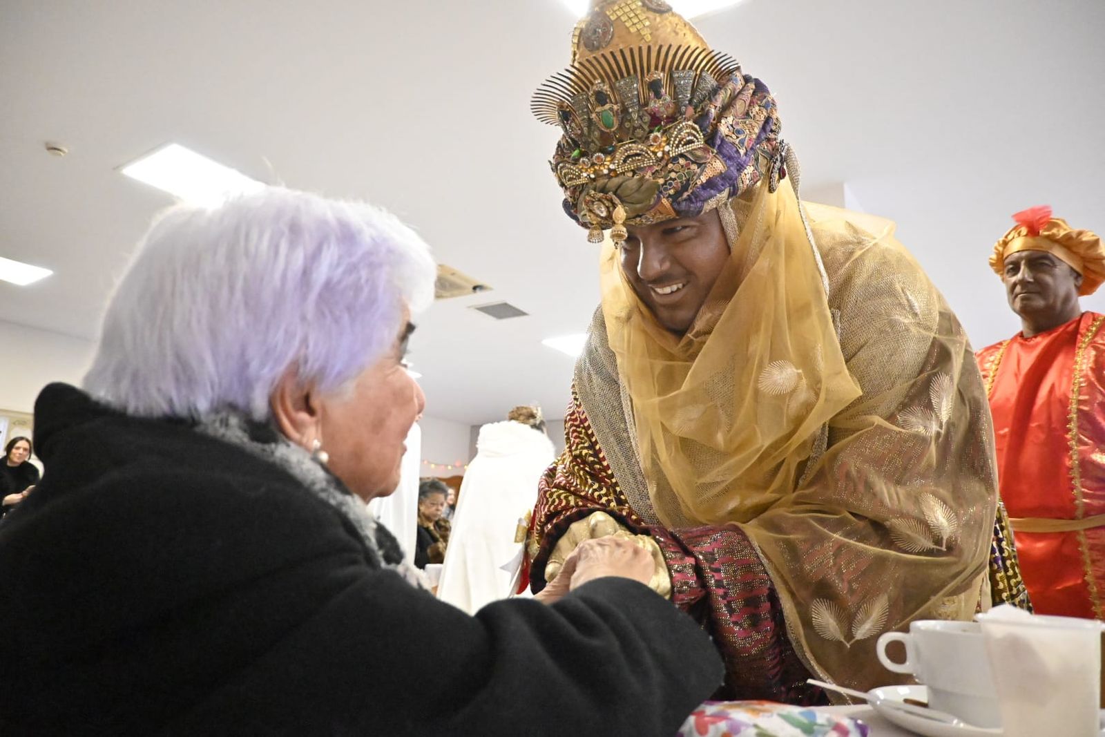 Las fotos más tiernas de la visita de los Reyes Magos a los ancianos de Huelva este 5 de enero