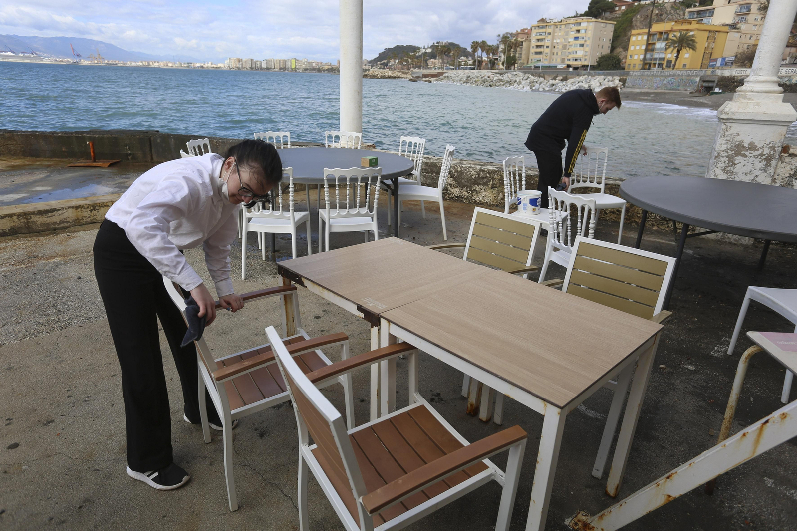 Las fotos de los trabajos en los paseos marítimos y chiringuitos de Málaga para paliar los efectos del temporal