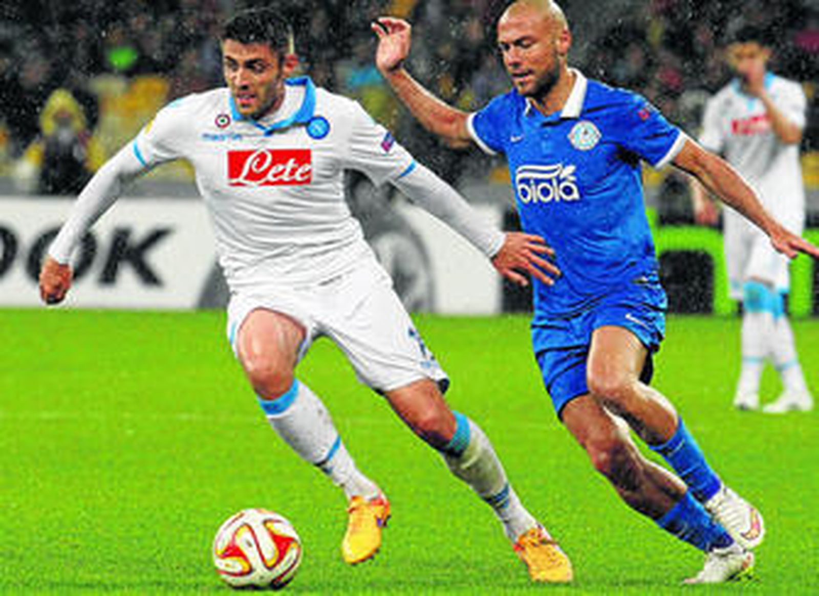 David López conduce la pelota y se protege ante la presión de Kankava, futbolista del Dnipro, en un lance de un partido en la Liga Europa.