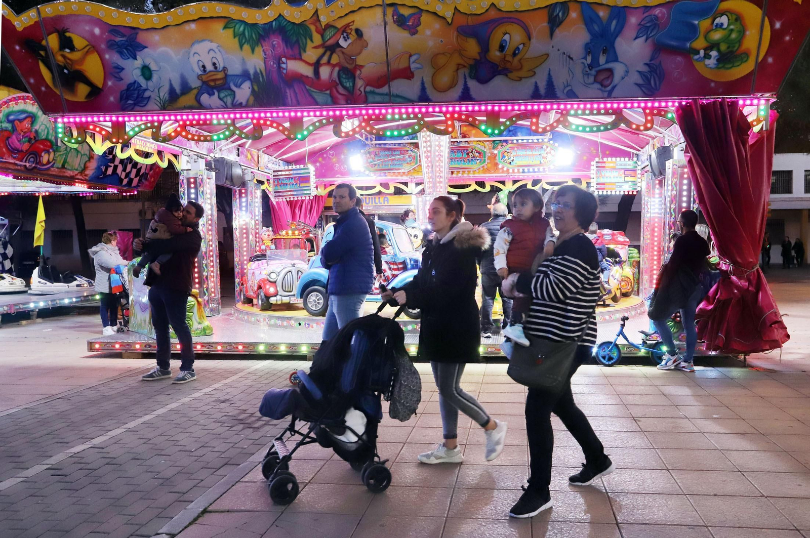 Imágenes del ambiente en la carpa y cacharritos de San Sebastián