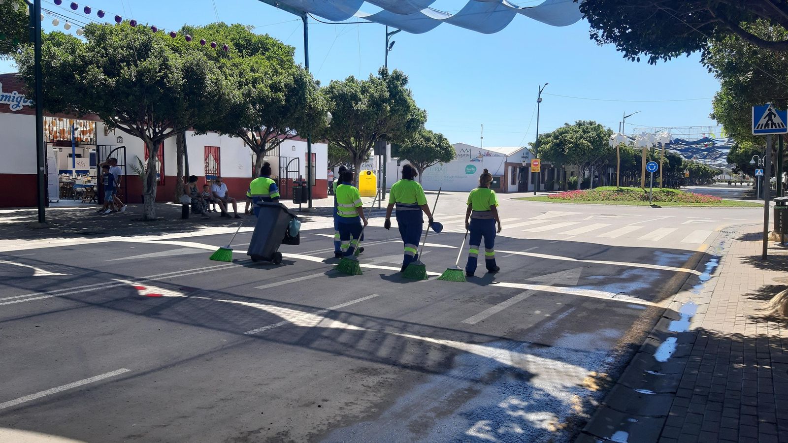 Los servicios de limpieza operando en el Cortijo Real.