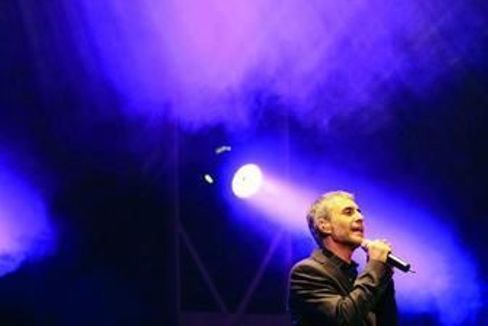 El cantante, ayer, en plena actuación.