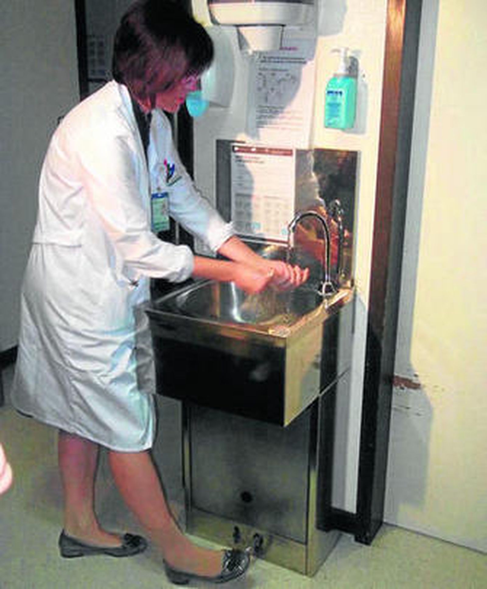 Una enfermera muestra cómo hay que llevar a cabo la higiene de manos.