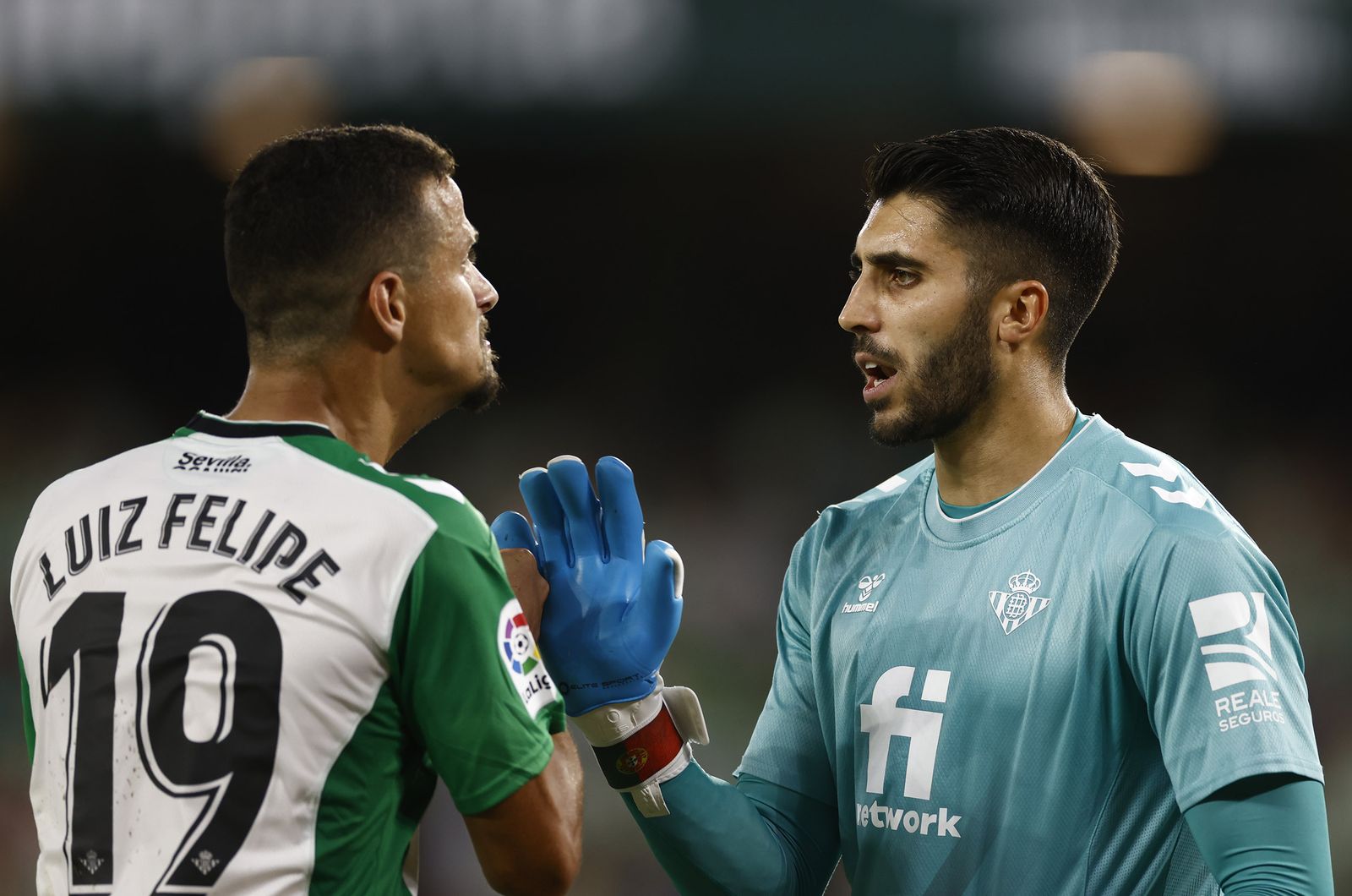 Luiz Felipe y Rui Silva se felicitan tras ganar al Villarreal.