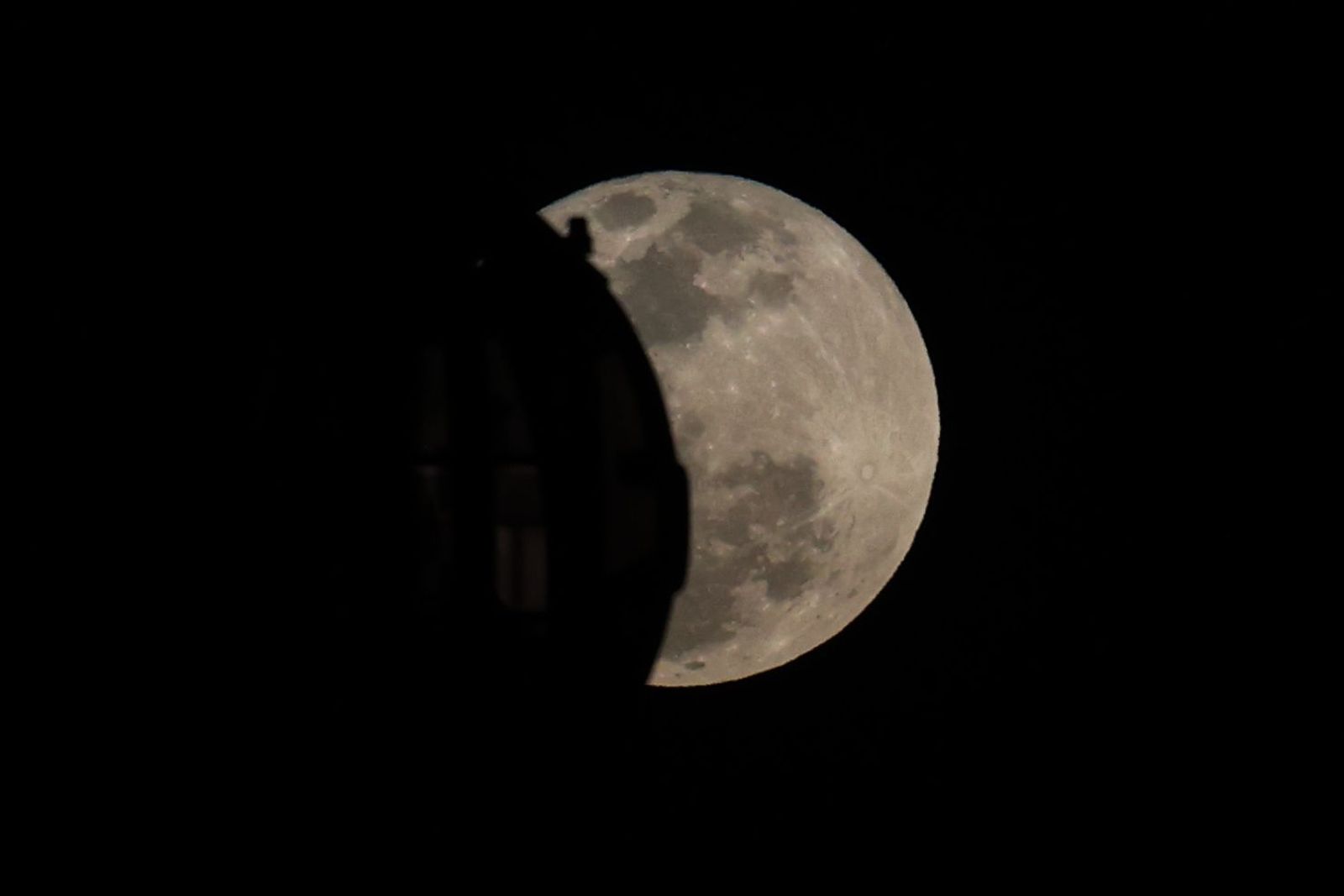La Superluna azul captada en diferentes partes del planeta: un disfrute visual de la Luna del Esturión