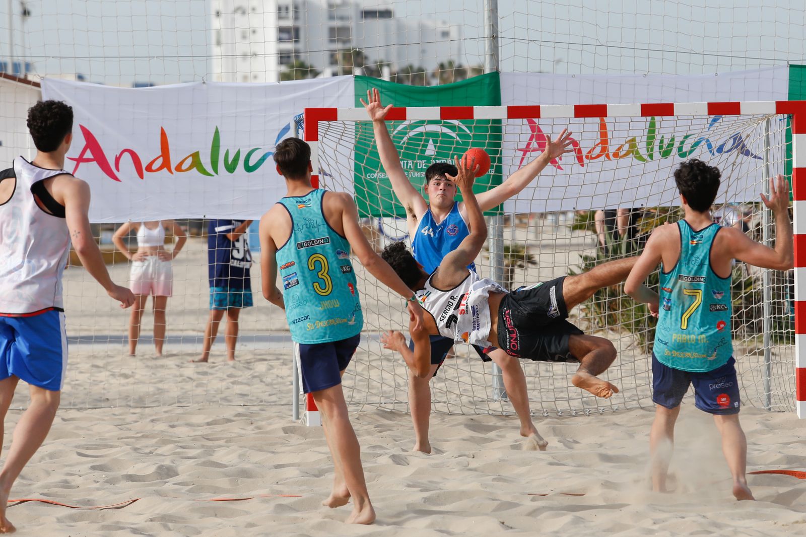 Entrenamiento de la selección andaluza juvenil de balonmano playa, en imágenes
