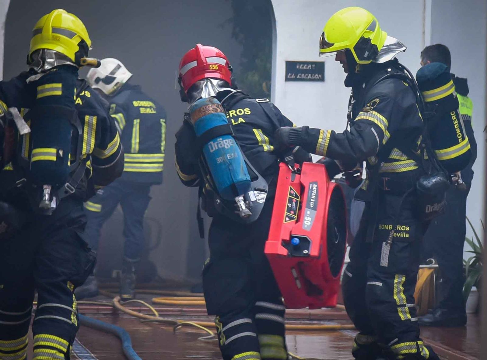 Un herido muy grave y varios desalojados en un incendio en Triana