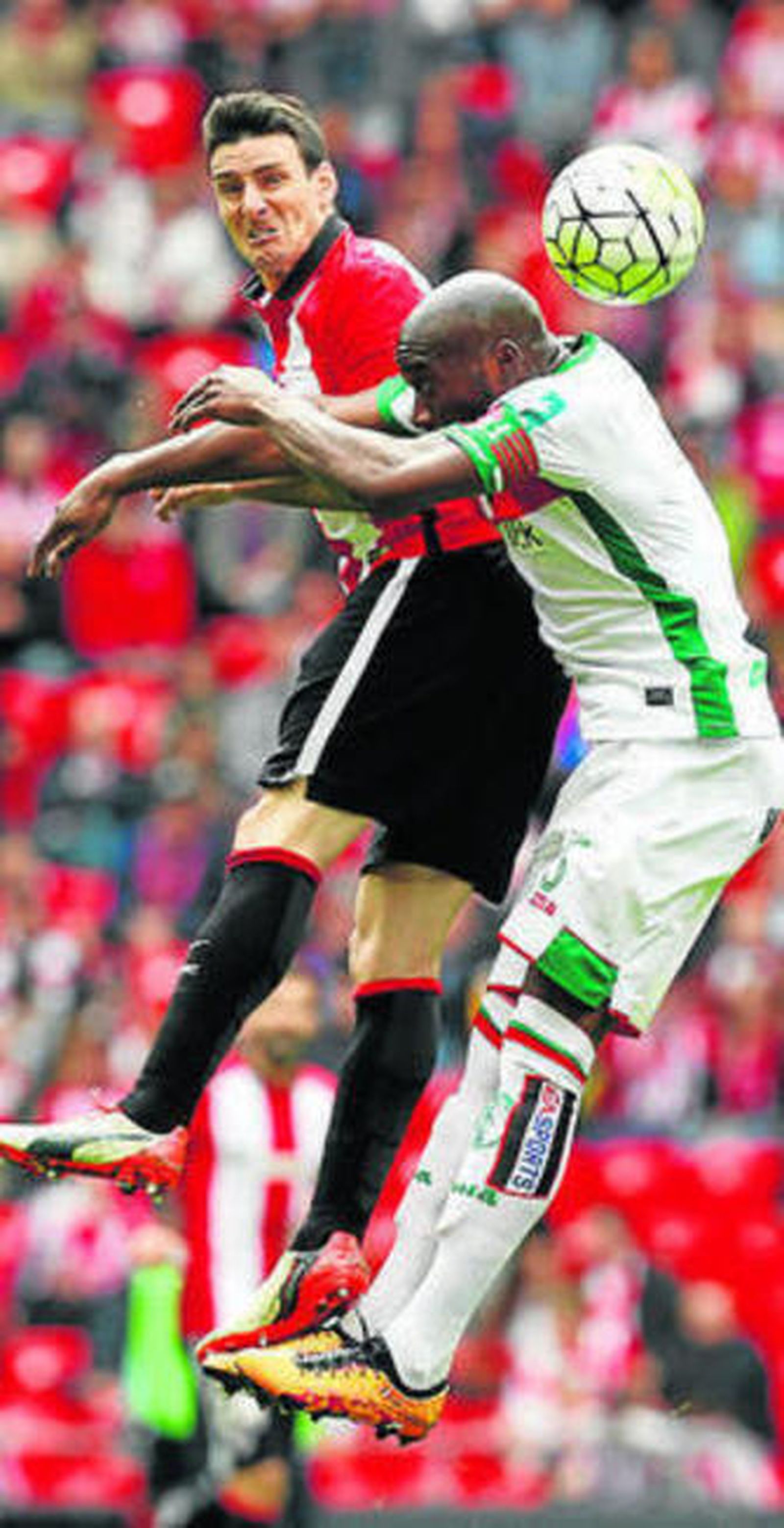 Aduriz salta con Babin.