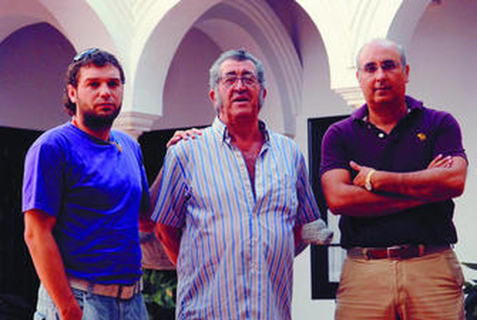 Pitín Hijo, Gaspar de Perrate y Manuel Peña (Hermano Mayor de los Gitanos), en la Casa de la Cultura de Utrera.