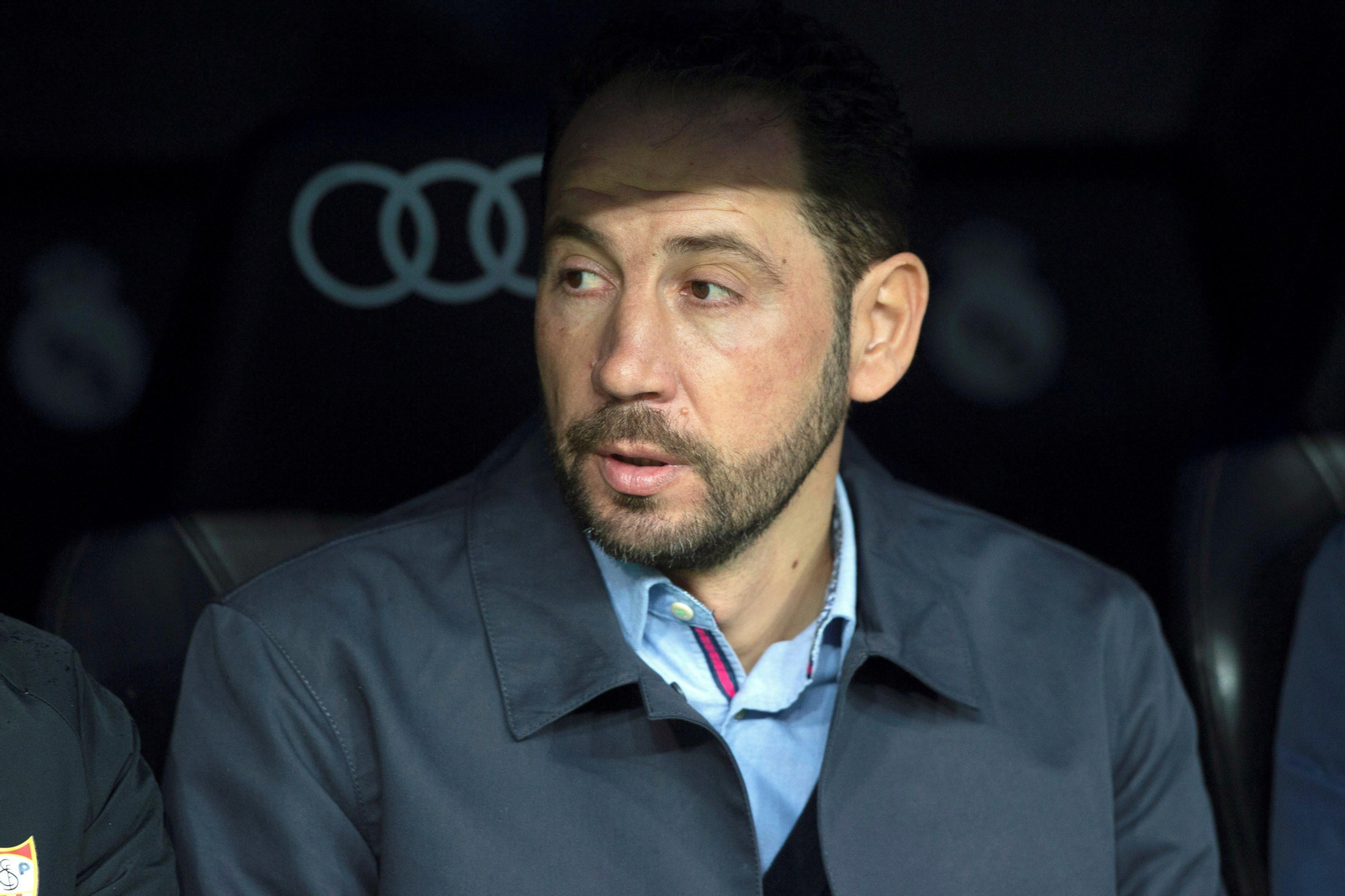Pablo Machín, guarecido en el banquillo del Santiago Bernabéu, una metáfora del partido.