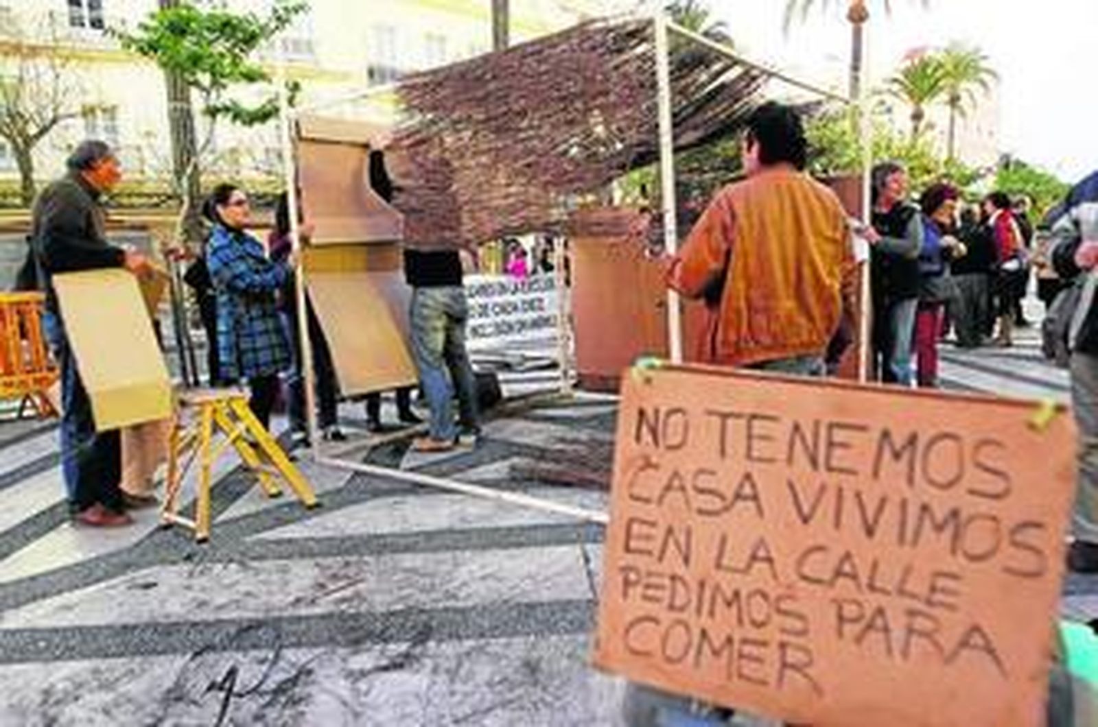 Los participantes en el acto de APDH-A construyeron una chabola en la Plaza de San Juan de Dios.