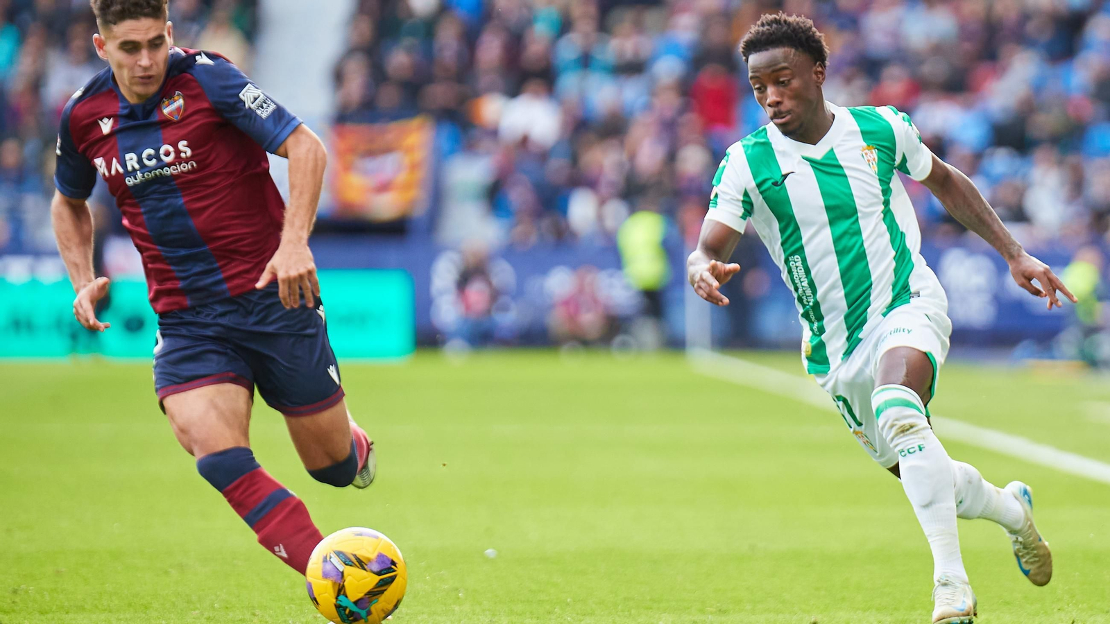 Adilson Mendes supera en velocidad a Andrés García en el Levante - Córdoba CF.