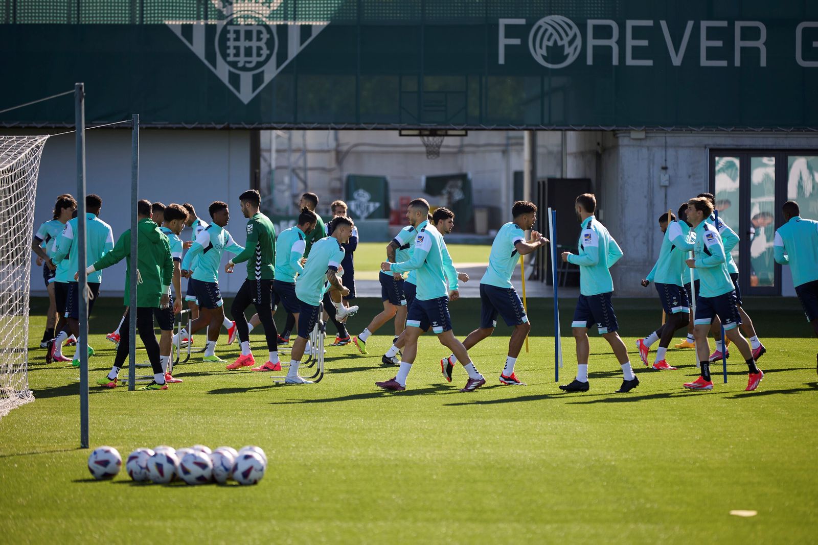 Los jugadores del Betis se entrenan en la ciudad deportiva.
