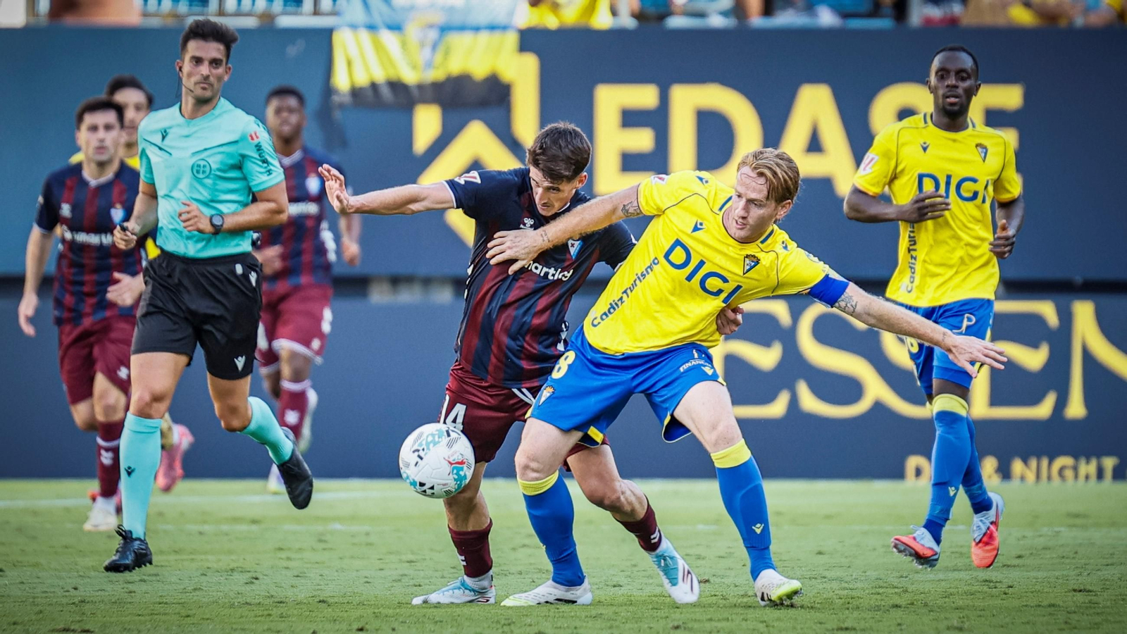 Álex Fernández en el partido Cádiz-Eibar.