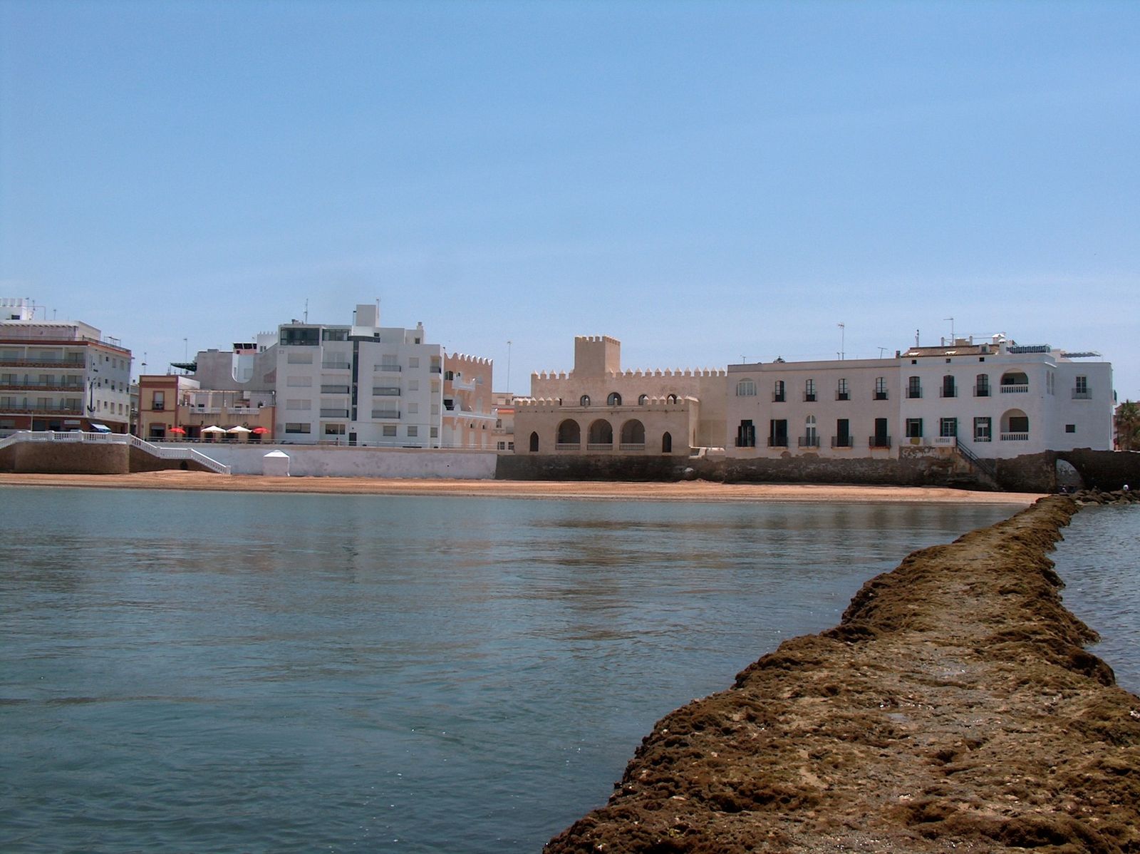 El Castillo de Chipiona desde el corral de pesca un día de levante en calma. Turismo Chipiona