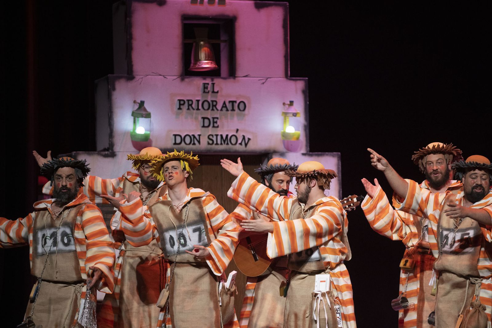 Imágenes de la actuación de la murga de Sanlúcar la Mayor 'El priorato de Don Simón' en el Carnaval Colombino