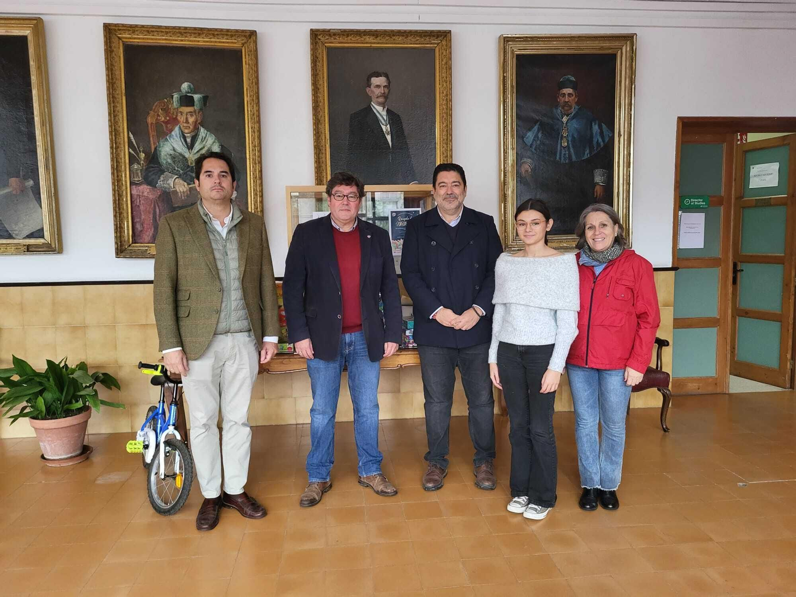 En el IES Padre Luis Coloma con su director, José Ángel Aparicio y la alumna Lucía García Doblado.