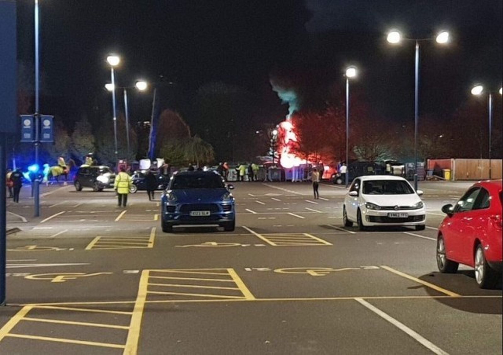 Las llamas del helicóptero se ven desde el aparcamiento.