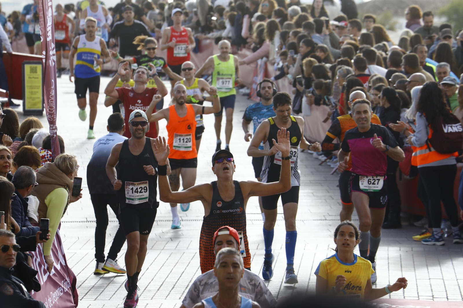 La gloria de cruzar la Puerta del Puente: las fotos de la línea de meta de la Media Maratón de Córdoba 2024
