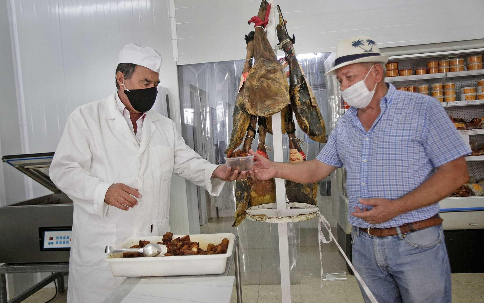 Bartolo Rodrígue atiende a un cliente en su local de Sabores de Paterna.