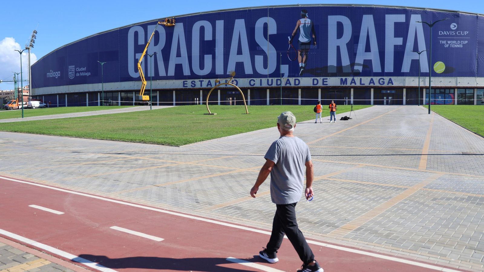 La pancarta de homenaje a Rafa Nadal en el Ciudad de Málaga, en imágenes