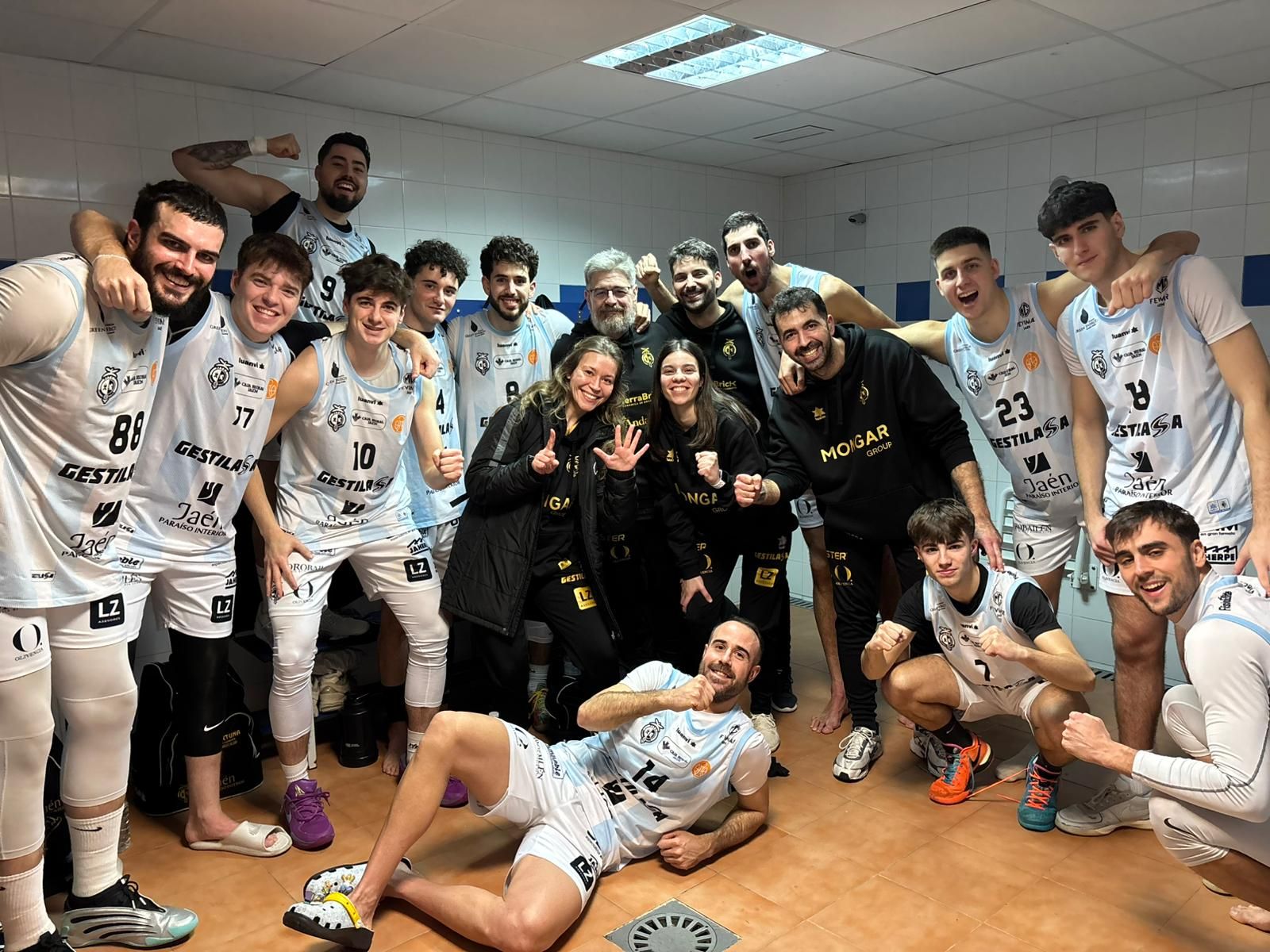 El cuadro jiennense celebra su triunfo en tierras gaditanas.