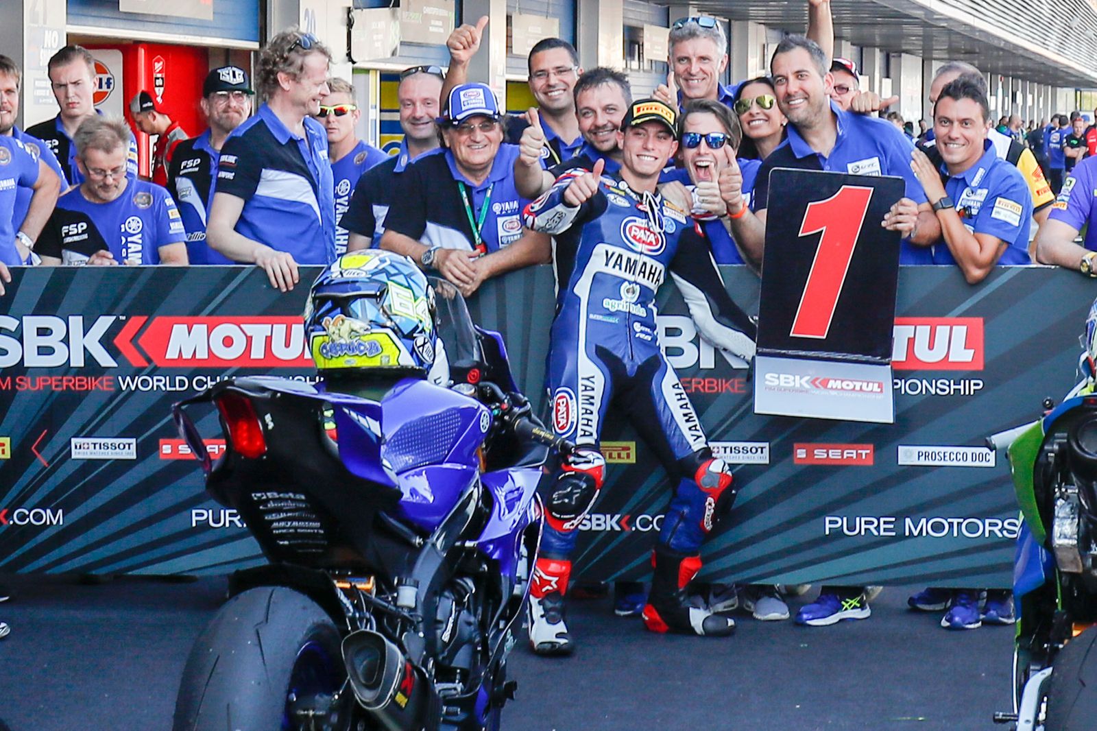 Federico Caricasulo, radiante junto a su equipo celebrando su primera 'pole' en Supersport.