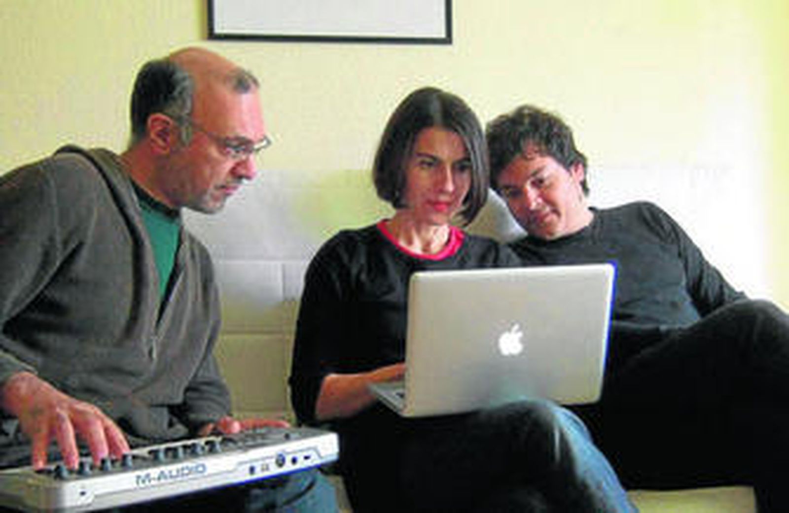 Lola Parra trabajando junto a José Azurmendi y Germán Maqueda.