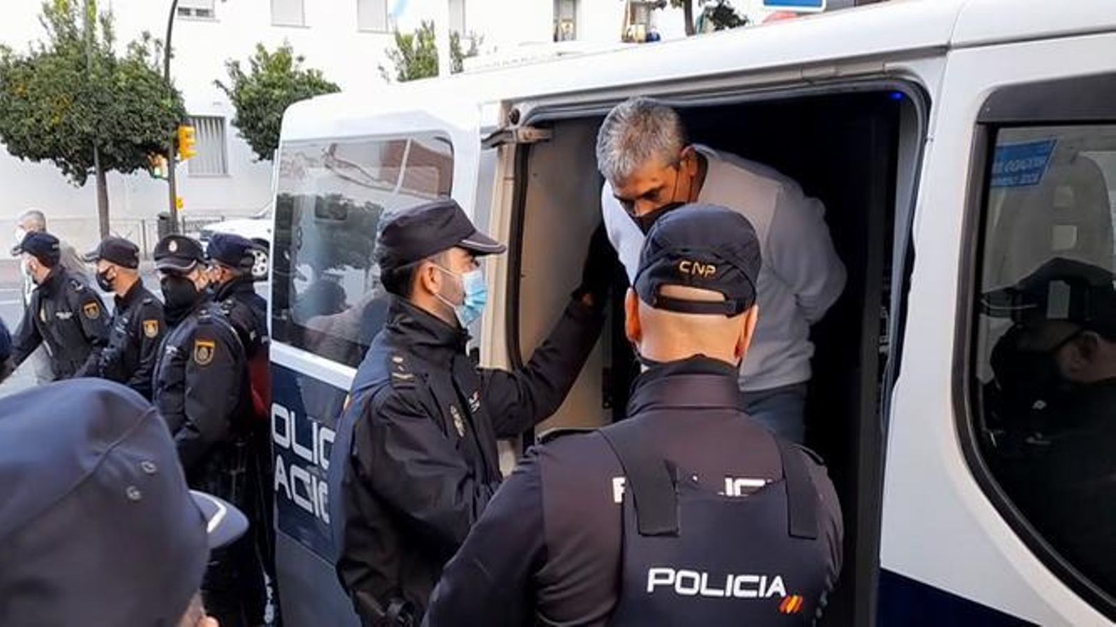 Bernardo-Montoya a su entrada ayer a la Audiencia Provincial de Huelva.