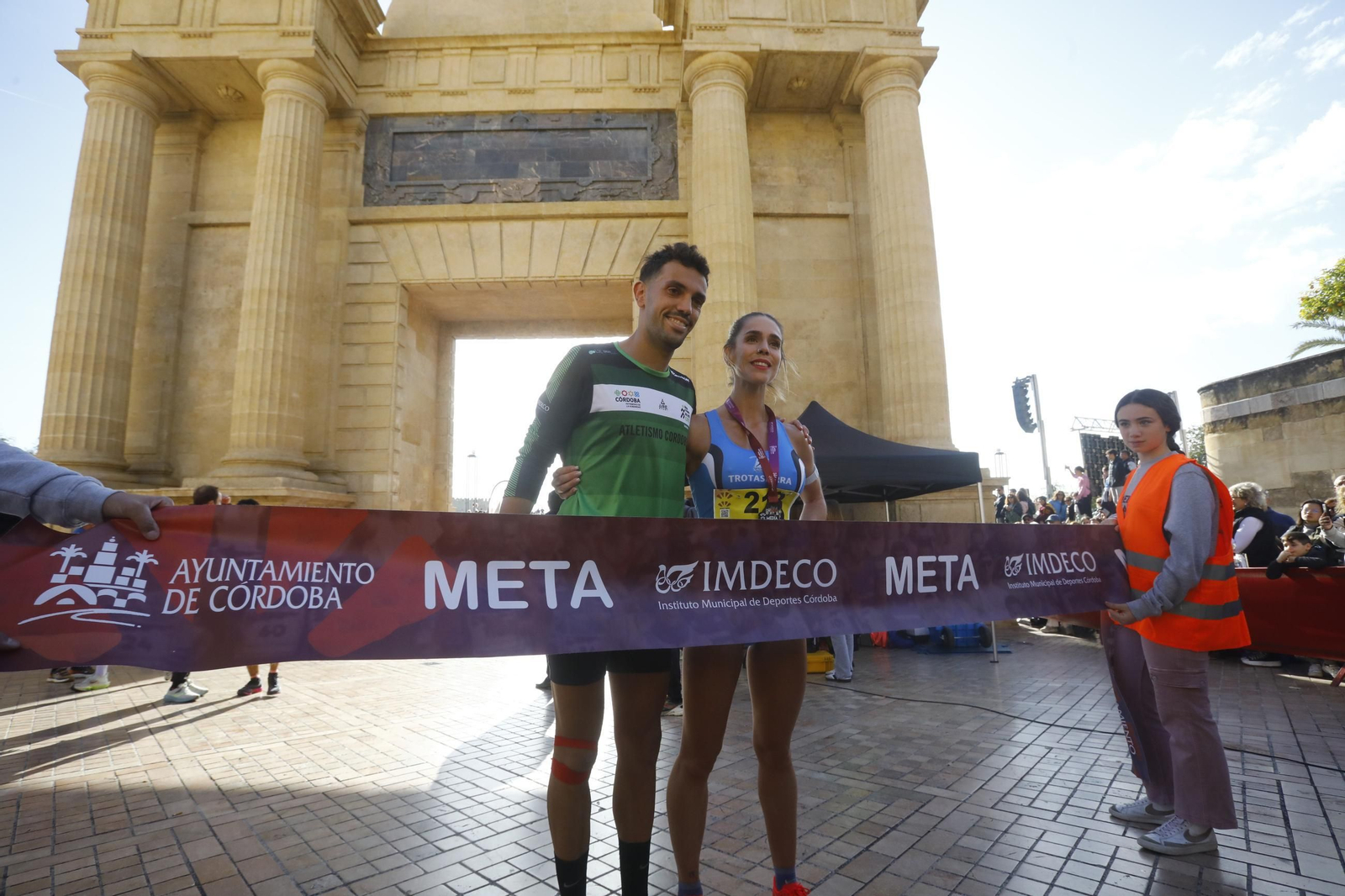 La gloria de cruzar la Puerta del Puente: las fotos de la línea de meta de la Media Maratón de Córdoba 2024