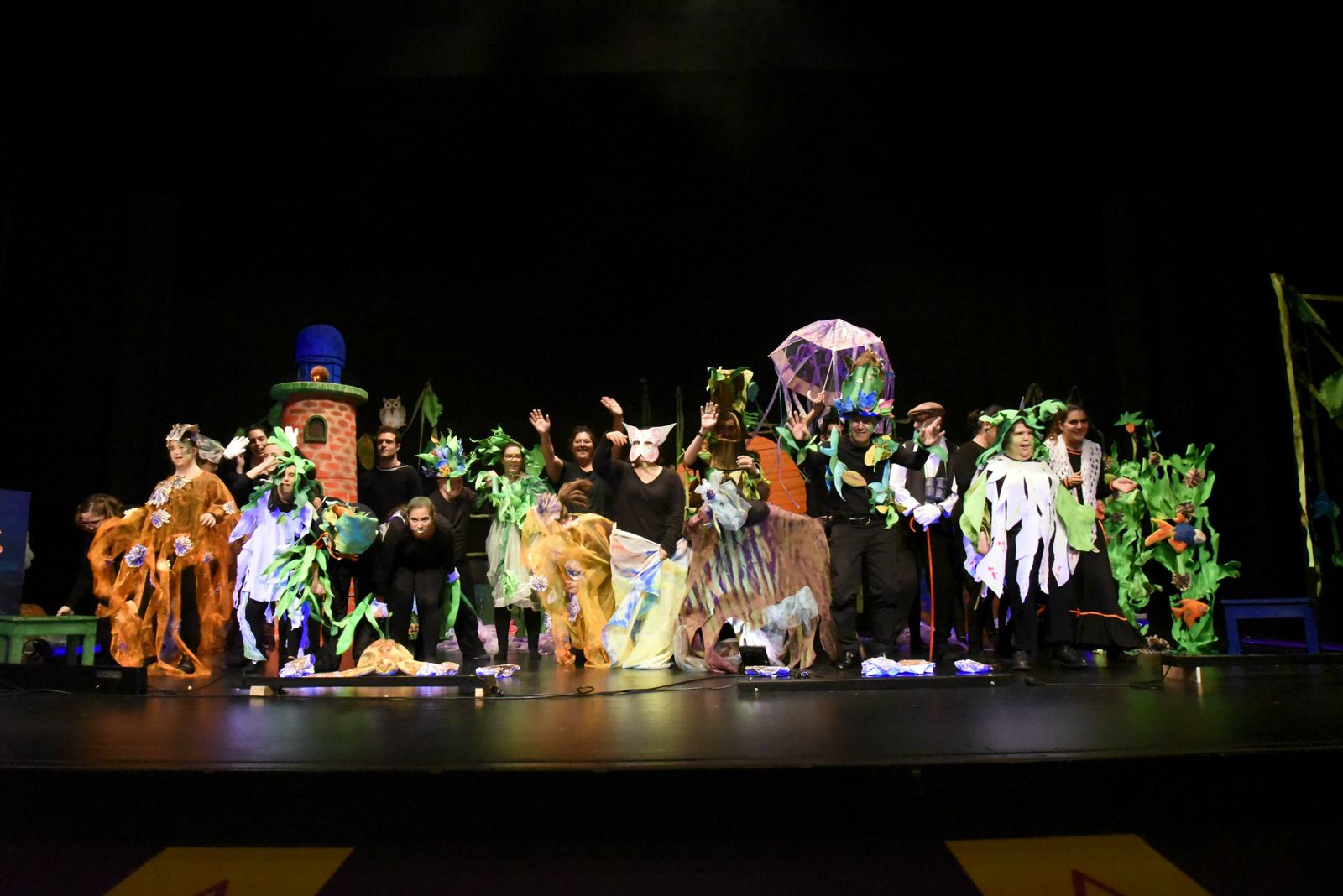 El elenco de la obra saluda al público en el Teatro Florida.