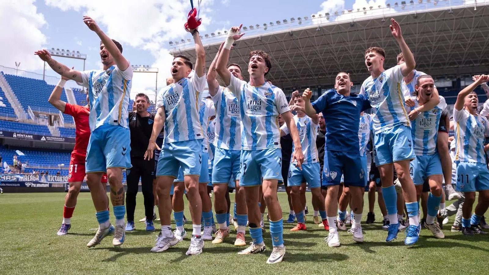 El Malagueño celebra su ascenso.