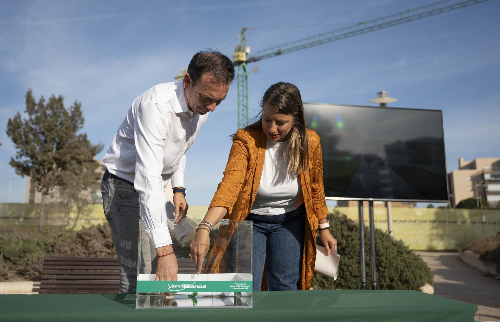 Las imágenes de la primera piedra del centro de día ocupacional Juan Goytisolo de Verdiblanca en Almería