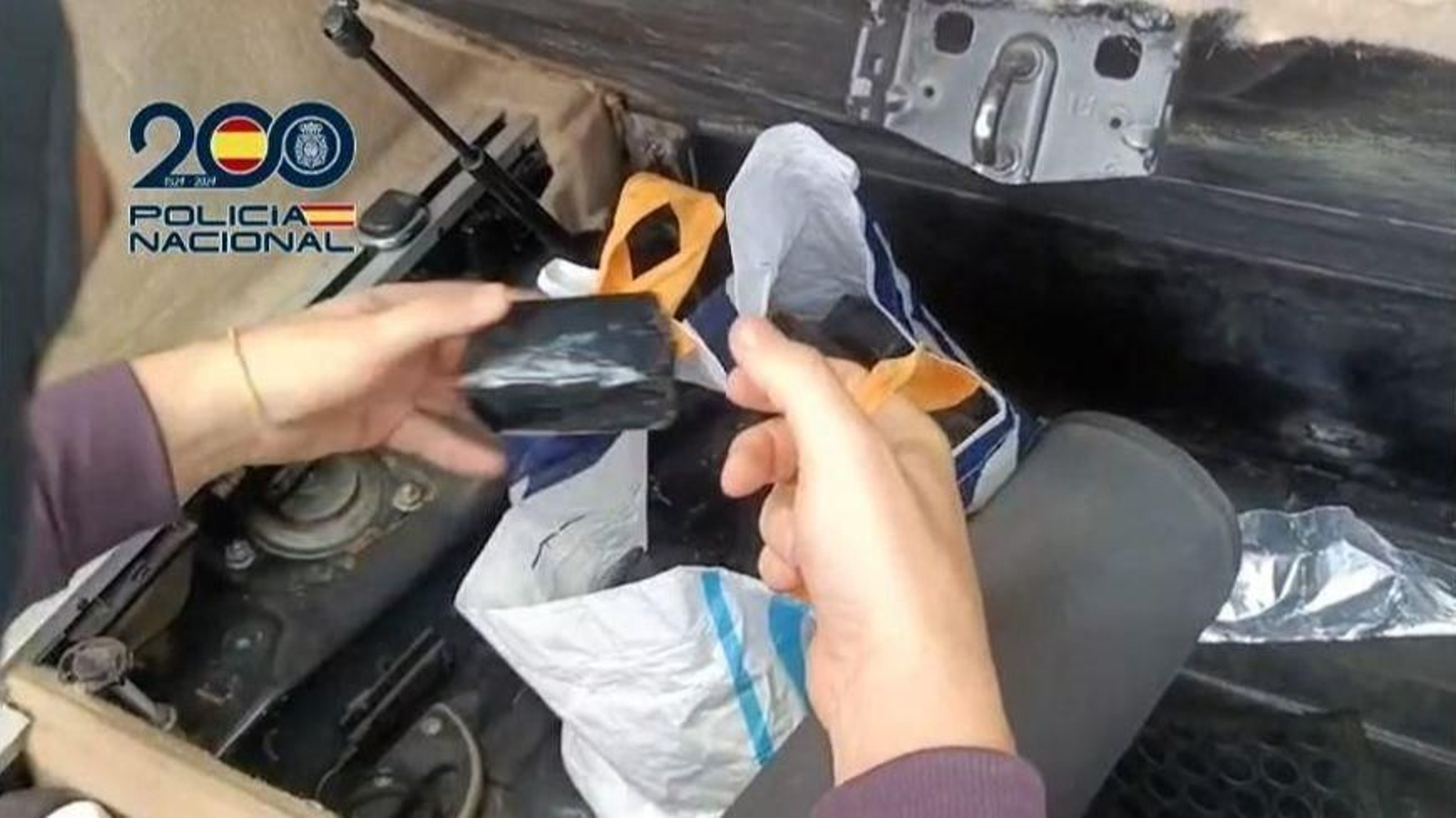 Dos detenidos tras interceptar un vehículo con diez kilos de hachís oculto en una caleta hidráulica.