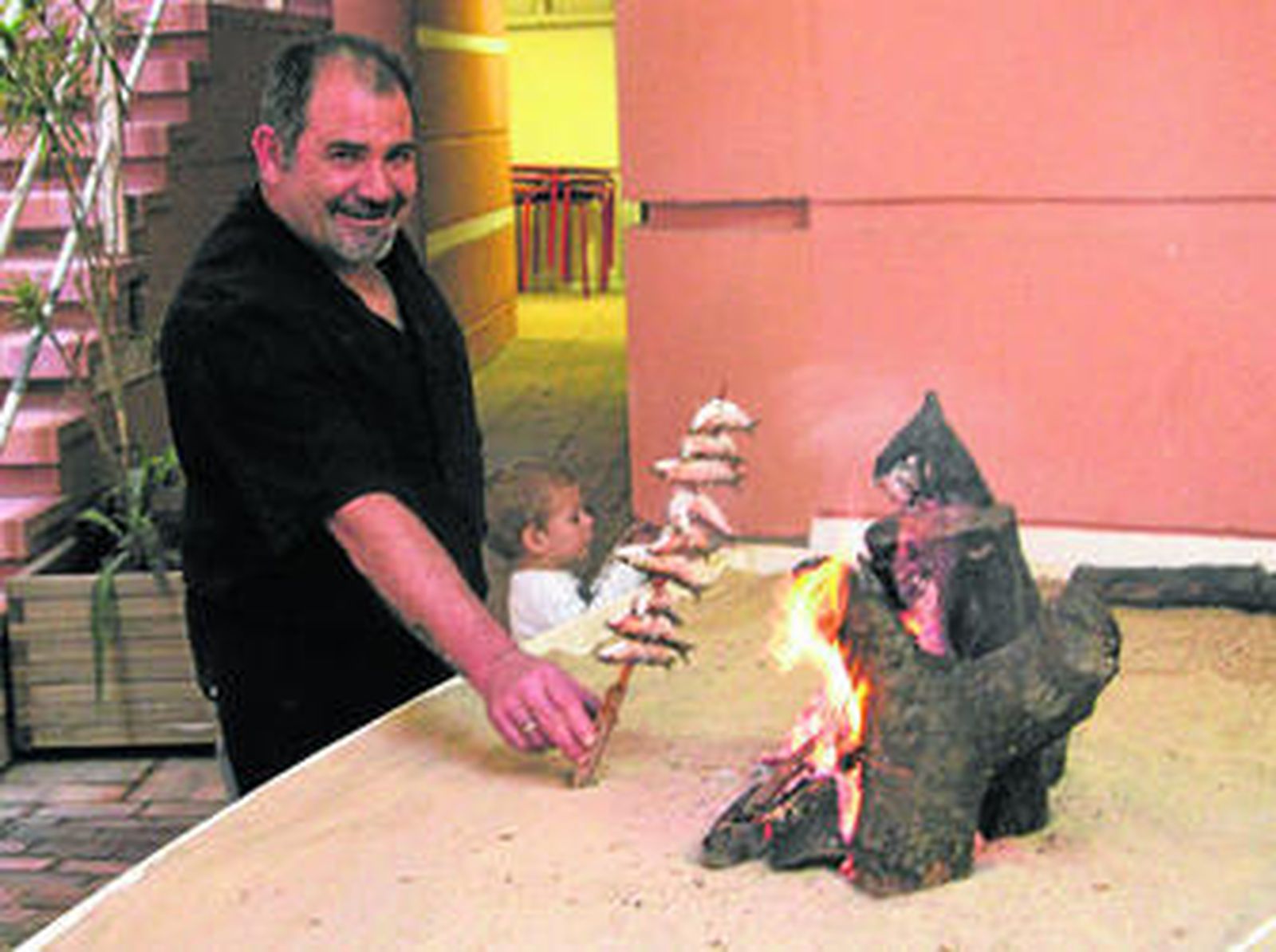 El Fugui, que maneja con maestría el arte del espeto para deleite de los clientes.