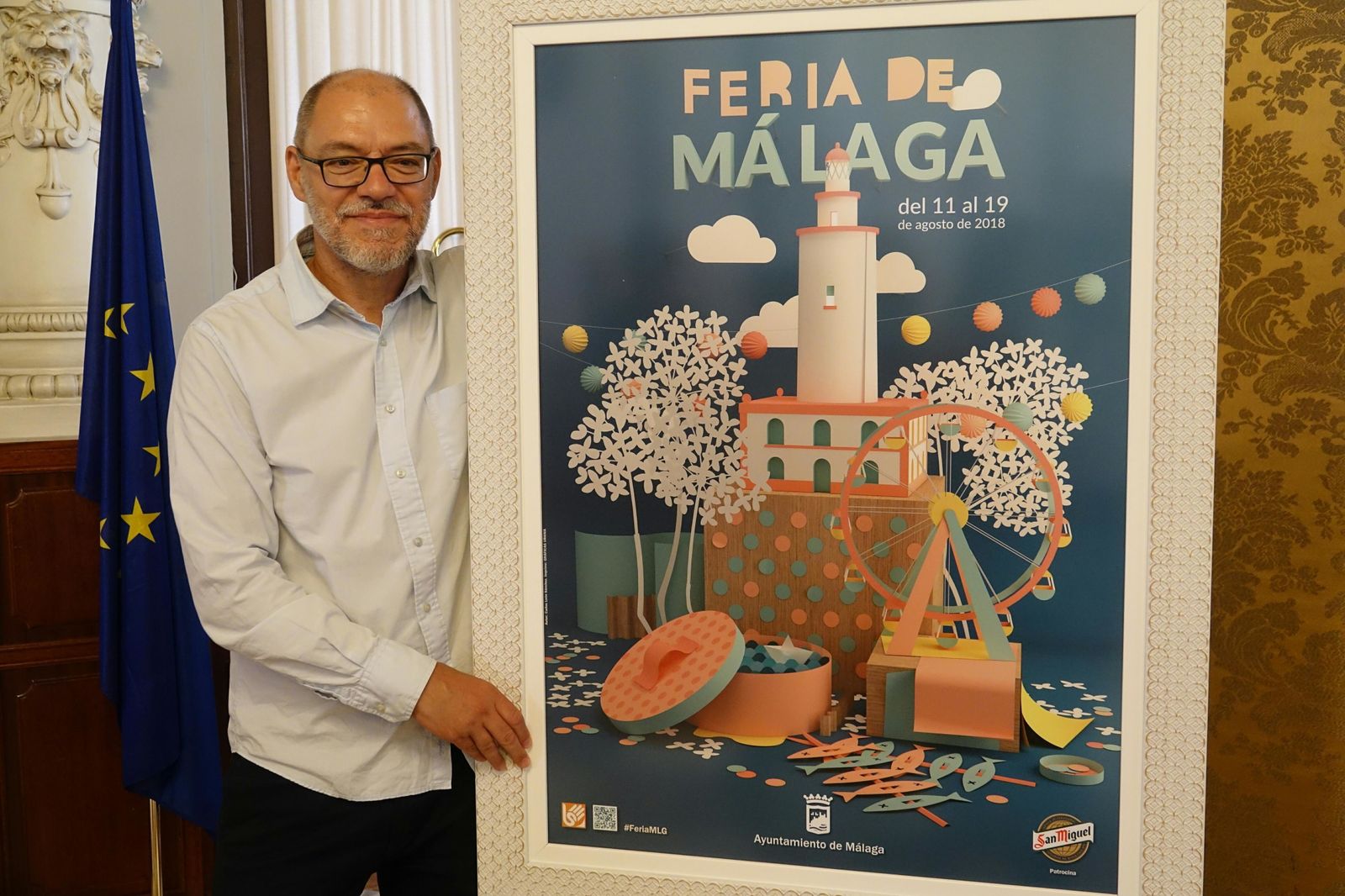 Pablo Aranda, junto al cartel de la Feria de Málaga